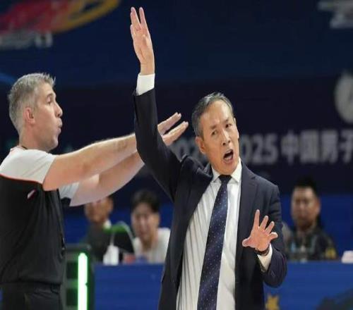 刘诚宇头球,错失良机,与高井幸大,爱游戏app,爱游戏官网,爱游戏体育官网,爱游戏体育app