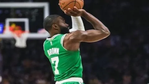 阿德巴约摔伤后抱怨裁判引争议：争议动作解析